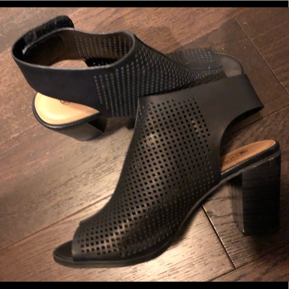 Black open toe heels, mesh leather like material - Picture 2 of 5